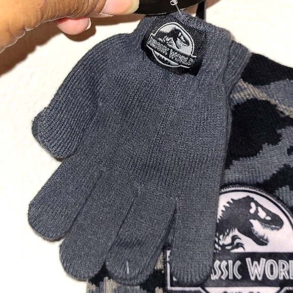 Boys 2-PC Jurassic World Camo Beanie Hat w/Solid Green Gloves NWT - Picture 3 of 10